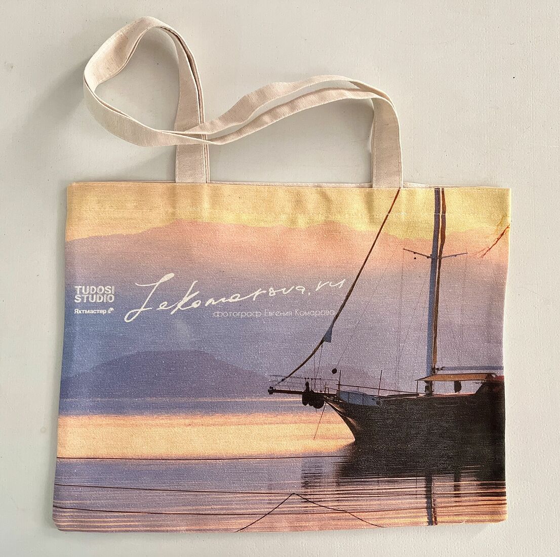 Сказки про Сумки  Сказка №4. «Восход в Сарсале или Корабль»    31 мая 2025 года. Конец большого перегона.  Самое прекрасное море – на рассвете или перед рассветом. Это никак невозможно описать и очень сложно передать в изображении. Самая красива фотография или картина – плоская и дает только кусочек мира внутри своей рамки. А там – ты находишься в середине целой симфонии света, цвета, запахов и звуков…    30 мая около полудня мы стартовали на лодке «Арес II» из удивительной бухты под Ликийской крепостью Симена, Кекова. В этот раз в экипаже нас было четверо – двое курсантов, и мы с капитаном. Большой перегон в 78 морских миль, одним броском, к нашему любимому «логову» в заливе Фетхие – Малой Сарсале. По пути в Кекова пару дней назад мы, конкретно «приключались» (об этом будет рассказ в еще двух сказочках), и мне было немного страшновато выходить из бухты в открытое море. В это время над Турецкой Средиземкой правит Мельтеми – греческий ветер, который умеет разгоняться до приличной скорости, что мы и проверили на своих парусах накануне. Но в этот раз прогноз был добрым - штиль и возможная гроза.    78 морских миль – это достаточно много для дневного перегона малым экипажем. В привычных километрах это примерно 145. Для машин на дороге – так себе расстояние, но в море на парусных лодочках все слегка иначе. Скорость нашего «Ареса» на моторе – примерно 5-6 миль в час, под парусом с хорошим ветром – в полтора раза больше. Так что шли мы, как положено в сказках, «и день, и ночь». Ночью вахтами по 2 человека, сменяясь каждые три часа. Компания подобралась отличная, было не скучно, и почти не страшно. Почти – потому что ночью нам на хвост села гроза, которая решила за нами гнаться.    Опять закрываем глаза и представляем.  Темнота. Почти полная. Темная лодка идет с ходовыми огнями, больше света нет. Есть луна, и она просто немного разграничивает облака и небо, впереди лодки светятся зеленый и красный фонарик, слегка виден дежурный свет в кают-компании. Двое на палубе, звук мотора и плеск волн. Справа чернеет материк, на котором трепещет белый огонек – маяк, по которому мы строим навигацию. За кормой раскаты грома, красивые молнии и страшно. Впереди еще четыре часа до рассвета, но моя вахта заканчивается, сейчас я быстро пойду спать, сварив заступающим ребятам крепкого кофе…    Пролетают три часа, и я возвращаюсь на палубу – опять моя вахта. Парни рассказывают, что от грозы убежали, но телефоны в духовку, все же, клали (если в лодку попадет молния, в духовке электронные приборы будут экранированы, и удастся сохранить их работоспособность, если электронная навигация яхты выйдет из строя).    Перед рассветом опускается спокойствие. Начинает аккуратно светлеть небо, возвращается мир вокруг. Запах турецкого кофе, тихий разговор с напарником и ПРЕДВКУШЕНИЕ света. Легкая дрожь азарта и чуть слышный ветер с запахом волны. Скоро рассвет…    Мы шли к друзьям – в бухте Сарсала, у Сезгина – владельца частного ресторана – нас всегда готовы встретить и принять, не зависимо от времени суток и количества мест у причала. Друзья, это так.    Предрассветные вахты – моя любовь. В первый раз я вышла в море ночью, и, встретив свой первый рассвет на яхте на воде, безудержно влюбилась в это состояние.    В бухты залива мы вошли в серых предрассветных сумерках. Штиль. И вот начинается свет, окрашивающий серые полутона моря и склонов во все цвета акварели. Солнце еще не взошло, но мир уже заиграл всеми оттенками перламутра и опала. Каждый миг – новый тон. Наша лодка рассекает и создает волны, и они играют перекатами, разными цветами и оттенками. Это длится примерно полчаса – расплавленное серебро с перламутром, тишина и красота подходящего дня.    Тихо подходим к причалу, одно из наших любимых мест – свободно. В левом углу бухты, где часто стоят лодки «своих» - постоянных гостей. Сразу за ближайшим мыском, поросшим высокими соснами, стоят на якорях большие лодки – двухмачтовые гулеты и частные яхты. Мы аккуратно проходим к причалу, заводим швартовы, муринг, а в это время - восходит солнце…    Серебро сменяется золотом. Там, где на воду еще падают тени от берега и склонов – еще серебро с перламутром, вода отражает небо, скрытое от нас высоким берегом. Но напротив, над противоположным краем бухты, разгорается золото солнца. И опять – воздух наполняет золотая пыль, все лодки в контровом свете становятся, практически, черными силуэтами. Просыпаются чайки…    В бухте тихо. Время между 5 и 6 утра, доносится легкий запах дыма – семья Сезгина начинает готовиться к завтраку, на который придут экипажи спящих у причала лодок. На швартовых стоят не меньше 20 парусных яхт, и на якорях под склонами вокруг – еще столько же. Сонная тишина, чуть слышный шелест волны.  Мои чувства и память сфотографированы – абрис турецкой гулеты на фоне рассветной бухты.  Свет разгорается, начинается день.  А мы – идем спать после перехода…